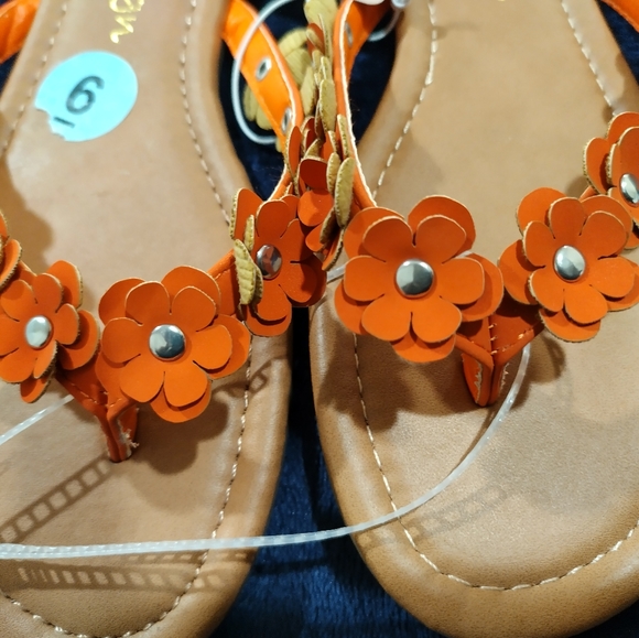 Free Reign Faux Leather Flower Sandals - Picture 3 of 5